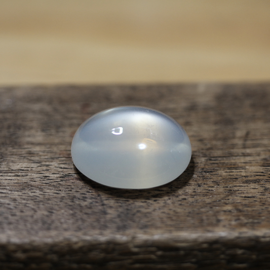 Snow Off-White Moonstone -21.5ct-