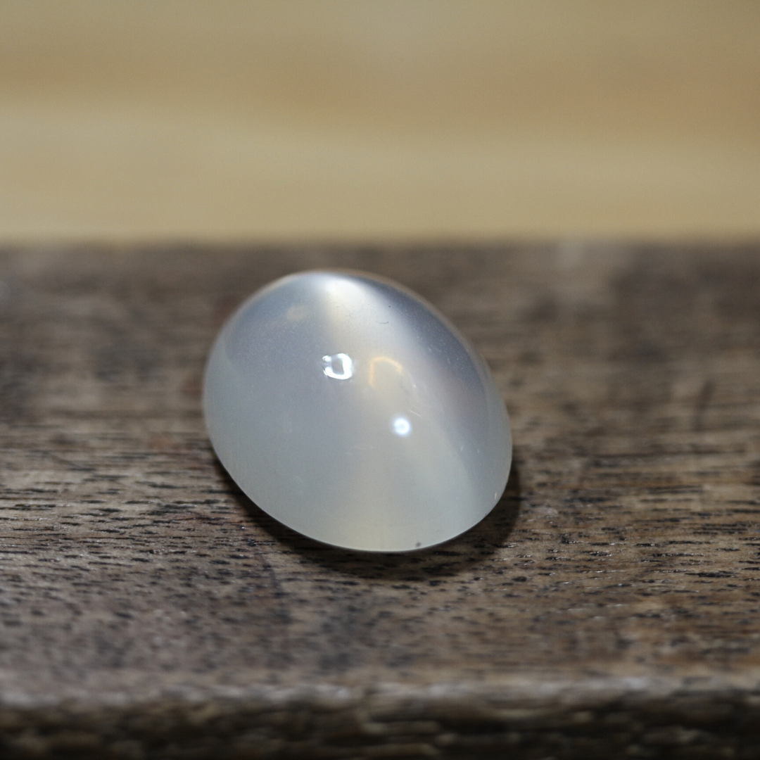 Snow Off-White Moonstone -21.5ct-