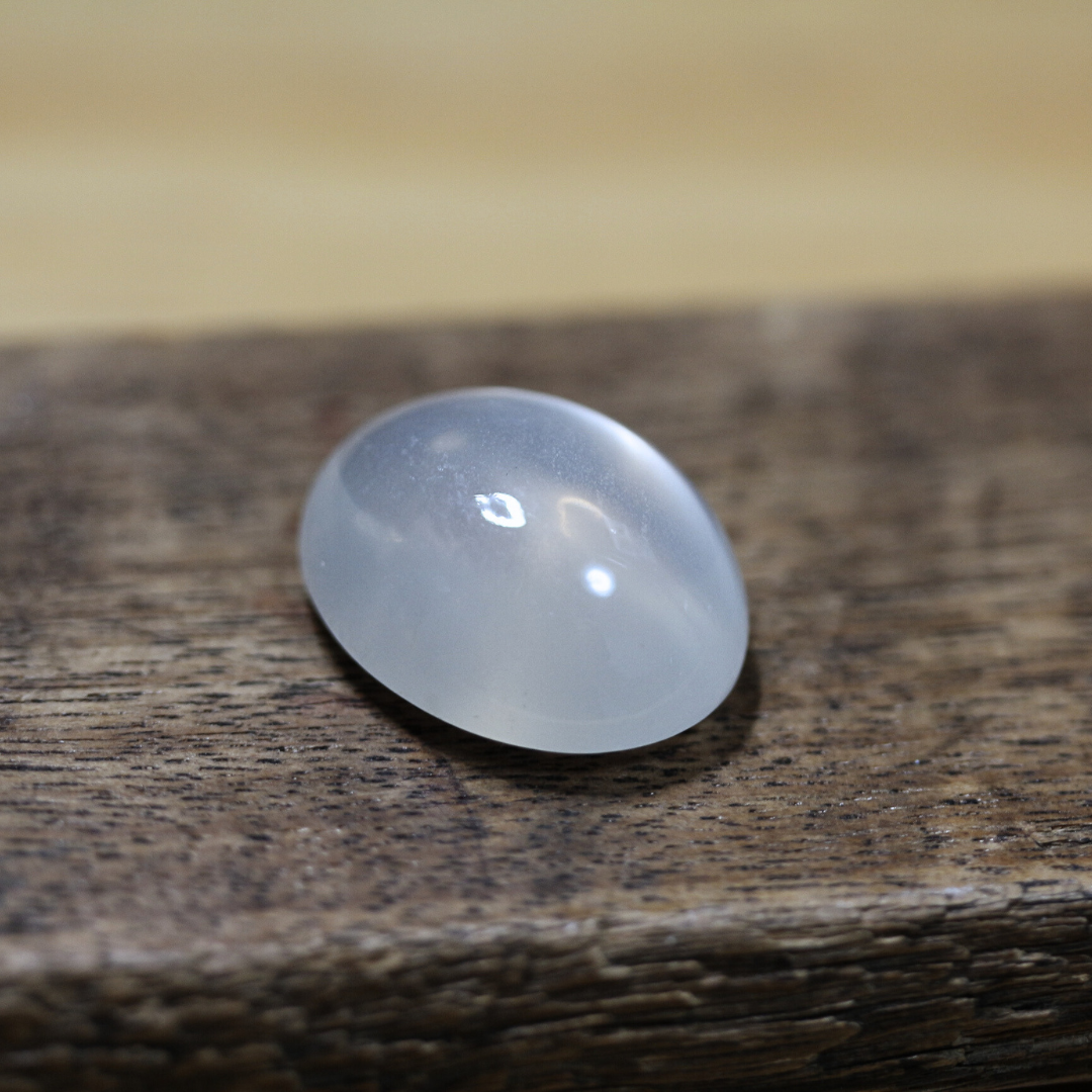 Snow Off-White Moonstone -21.5ct-
